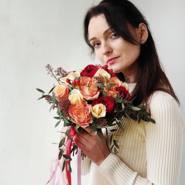 Яркий букет невесты с розами