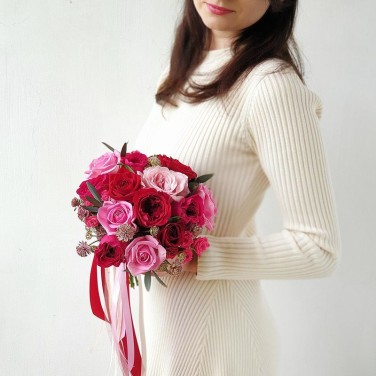 Букет невесты с розовыми и красными розами