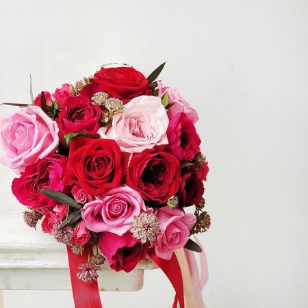Букет невесты с розовыми и красными розами