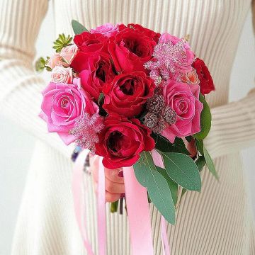 Свадебный букет с розовыми и красными розами