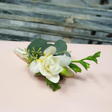 Бутоньерка с белой нежной фрезией