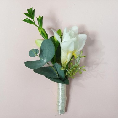 Бутоньерка с белой нежной фрезией