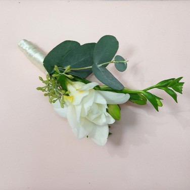 Бутоньерка с белой нежной фрезией