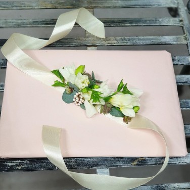 Браслет на руку с фрезией