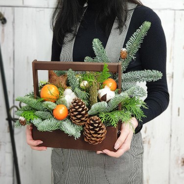 Новогодний ящик с мандаринами и шишками