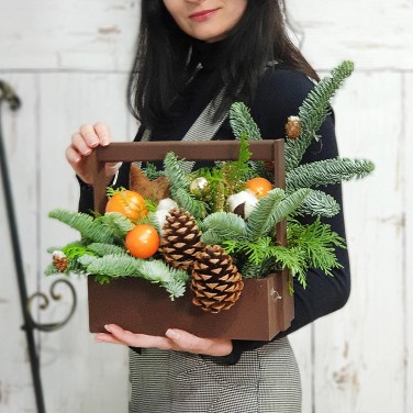 Новогодний ящик с мандаринами и шишками
