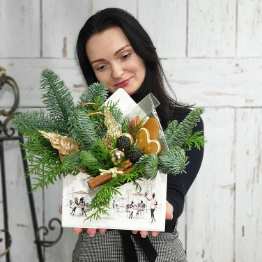 Новогодний конверт с имбирными печеньями и хвоей