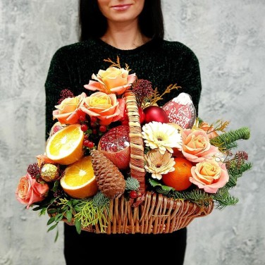 Зимняя корзина из фруктов, цветов и печенья