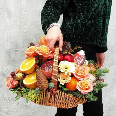 Зимняя корзина из фруктов, цветов и печенья