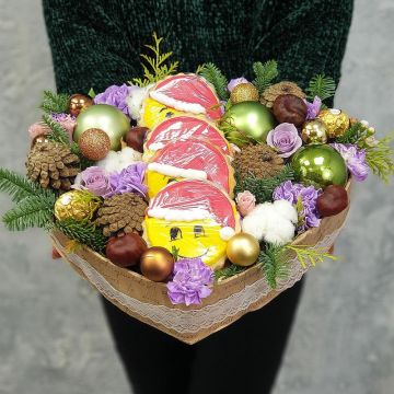 Новогодняя композиция из цветов, печенья и конфет