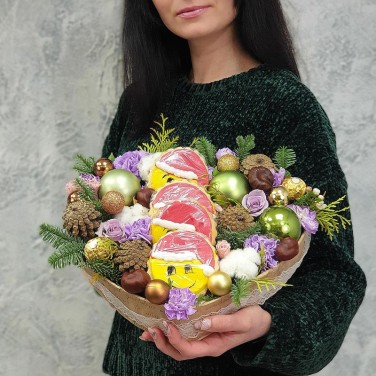 Новогодняя композиция из цветов, печенья и конфет