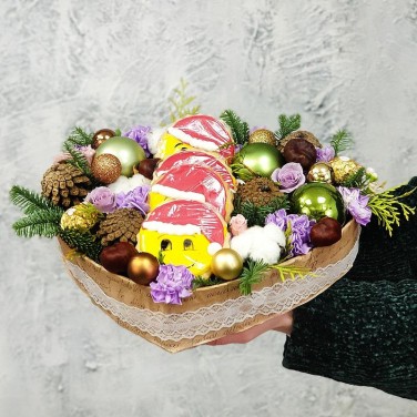 Новогодняя композиция из цветов, печенья и конфет