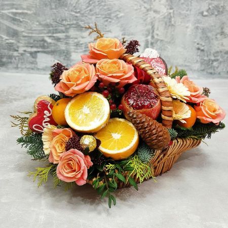 Зимняя корзина из фруктов, цветов и печенья