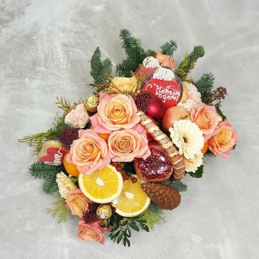 Зимняя корзина из фруктов, цветов и печенья