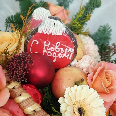 Зимняя корзина из фруктов, цветов и печенья