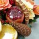 Зимняя корзина из фруктов, цветов и печенья