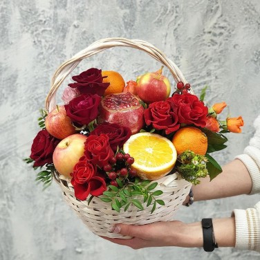 Корзина с фруктами и цветами