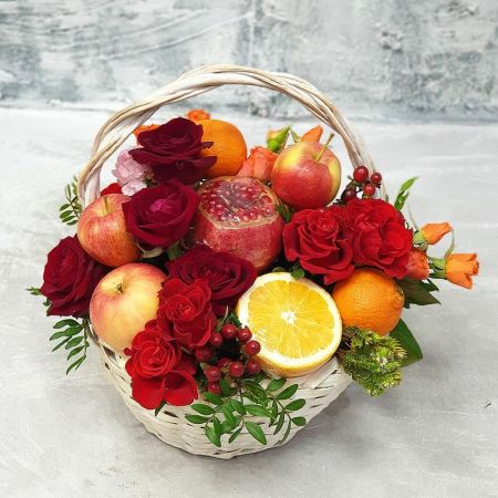 Корзина с фруктами и цветами