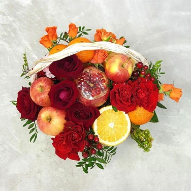 Корзина с фруктами и цветами