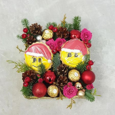 Новогодняя композиция из цветов, печенья и новогоднего декора