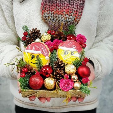 Новогодняя композиция из цветов, печенья и новогоднего декора