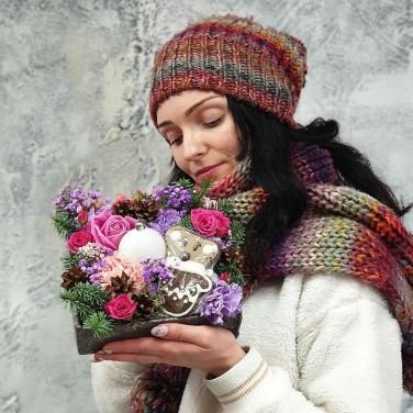 Новогодняя композиция из цветов, шарика и мышки