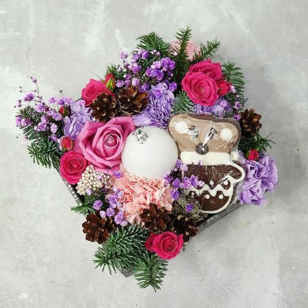 Новогодняя композиция из цветов, шарика и мышки