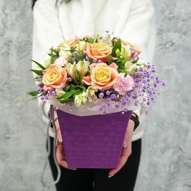 Букет с коралловыми розами в коробке