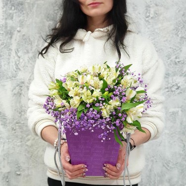 Белые альстромерии с гипсофилой в коробке