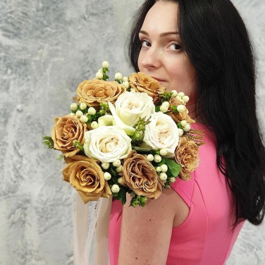 Букет невесты с пионовидной розой и розой шоколадного цвета