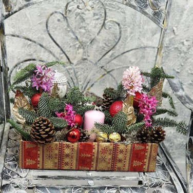Новогодняя композиция из цветов, шишек и свечи