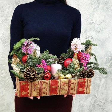 Новогодняя композиция из цветов, шишек и свечи