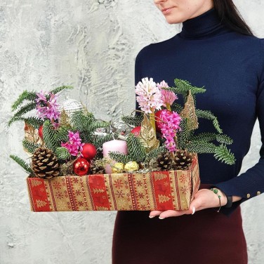 Новогодняя композиция из цветов, шишек и свечи