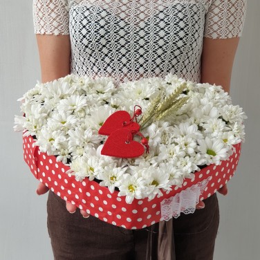 Композиция в форме сердца из хризантем и пшеницы