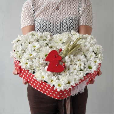 Композиция в форме сердца из хризантем и пшеницы