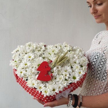 Композиция в форме сердца из хризантем и пшеницы