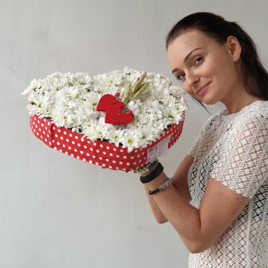 Композиция в форме сердца из хризантем и пшеницы