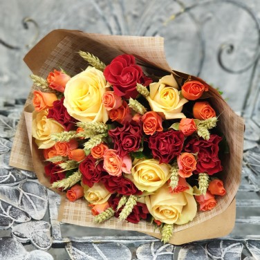 Букет в крафте из кустовых и одноголовых роз с пшеницей