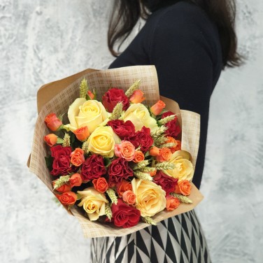 Букет в крафте из кустовых и одноголовых роз с пшеницей