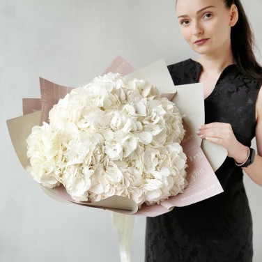 Шикарный букет из белой гортензии