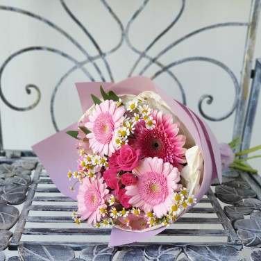 Букет из гербер, ромашек и роз