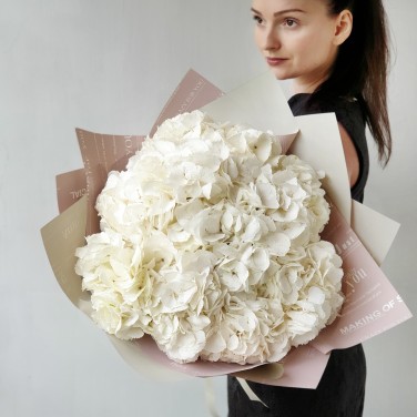 Шикарный букет из белой гортензии