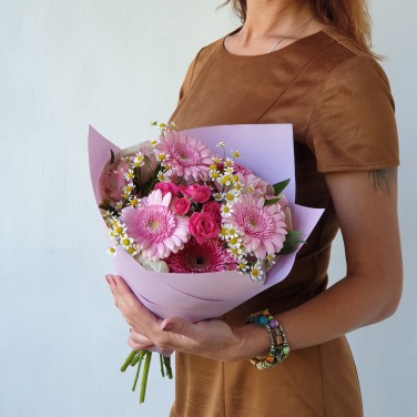 Букет из гербер, ромашек и роз