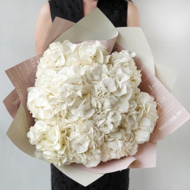 Белое облако букет из 9 гортензий