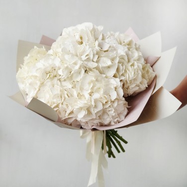 Белое облако букет из 9 гортензий