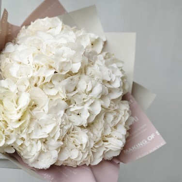 Шикарный букет из белой гортензии