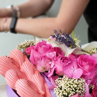 Круглая композиция из гортензии, роз и безе