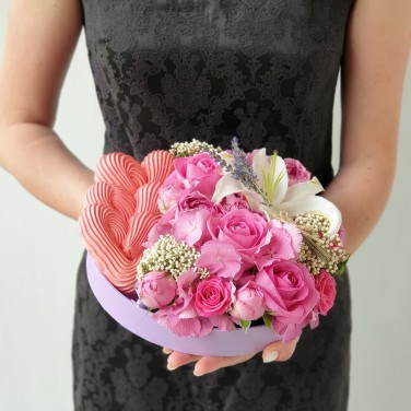 Круглая композиция из гортензии, роз и безе