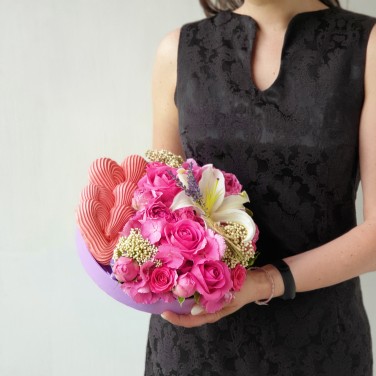 Круглая композиция из гортензии, роз и безе