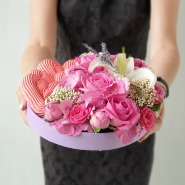 Круглая композиция из гортензии, роз и безе